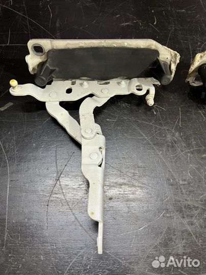 Петля капота мерседес w218 cls500 4matic