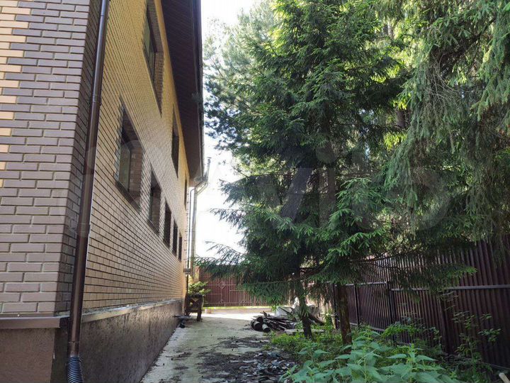 Дом 1100 м² на участке 25 сот.