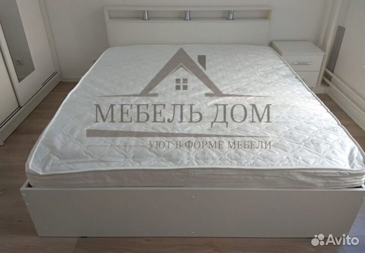 Кровать с матрасом