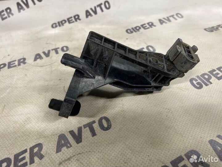 Кронштейн радиатора правый Mercedes-Benz C-Class