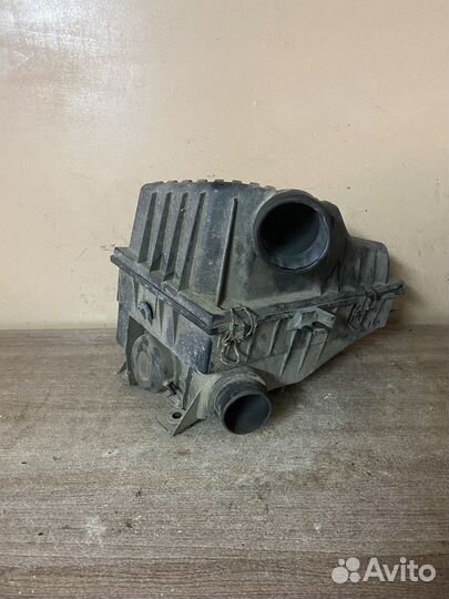 Корпус воздушного фильтра VW Passat B3 1988-1993