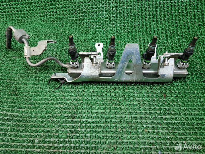 Топливная рампа с форсунками Nissan Tiida SC11X