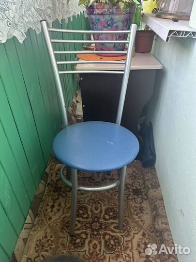 Стол круглый кухонный обеденный, и два стула