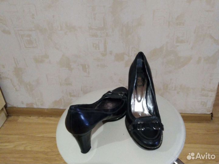 Туфли женские 39 размер черные лаковые на каблуке