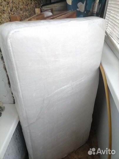 Детская кроватка на колесиках