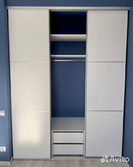 Книжный шкаф