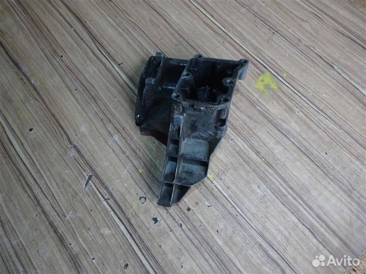 Кронштейн компрессора кондиционера Mercedes Benz