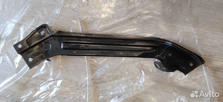 Кронштейн передней панели правый фары Skoda Karoq