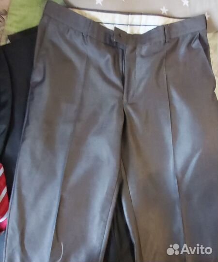 Брючный костюм серый мужской, рубашка белая