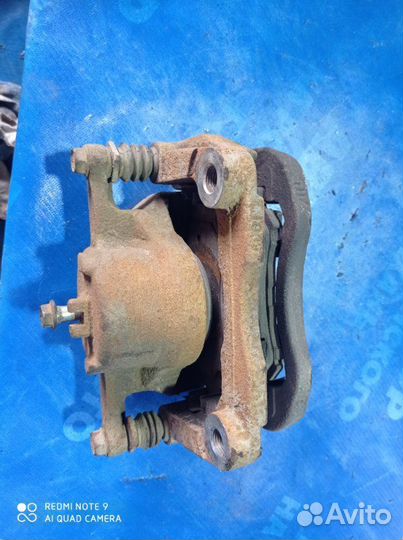 Передний левый суппорт Nissan Qashqai J10