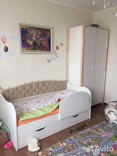 Кровать с мягкой спинкой