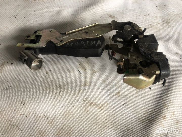 Замок двери задний левый Toyota Sprinter Marino