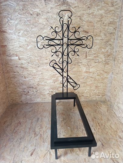 Ограда в наличии, стол, скамейка, крест