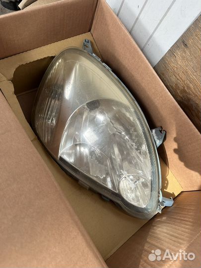 Фара передняя правая toyota vitz 1