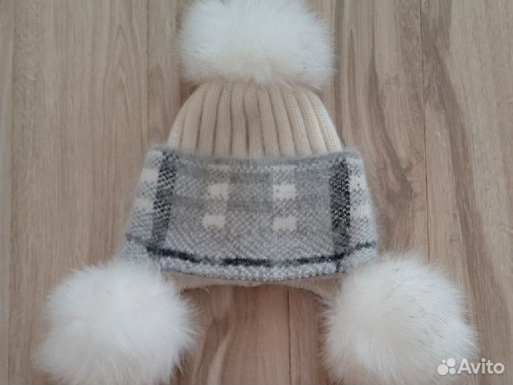 Шапка из ангоры с помпонами