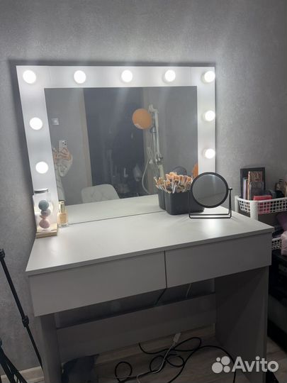 Туалетный столик с зеркалом и подсветкой