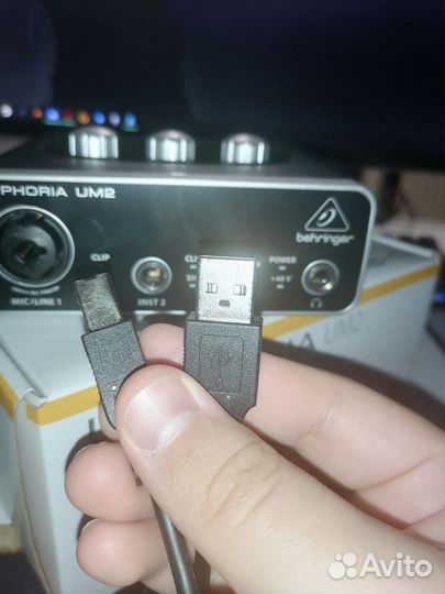 Звуковая карта behringer um2