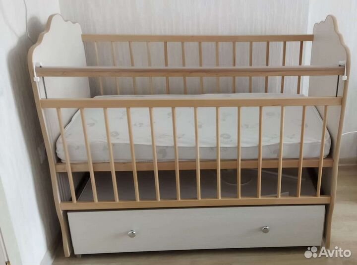 Детская кроватка с маятником и ящиком