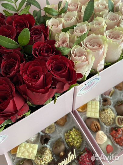 Шкатулка с цветами и клубникой в шоколаде