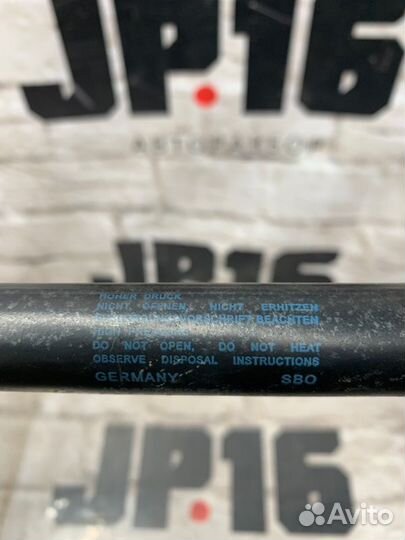 Амортизатор двери багажника задний левый Audi Q7