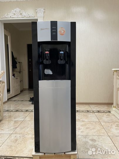 Кулер для воды напольный