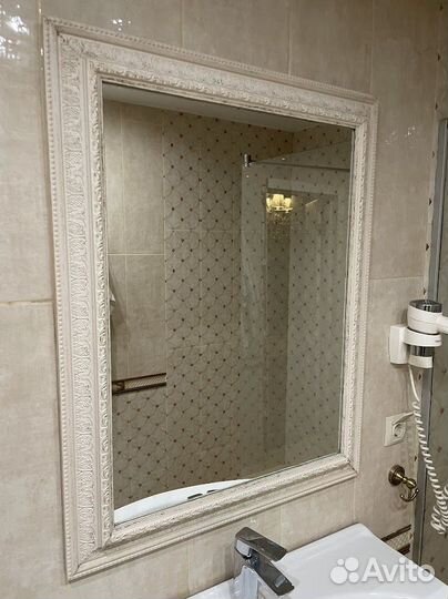 Зеркало в белой раме