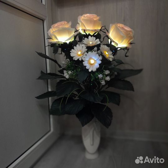 Букет роз с ромашкой