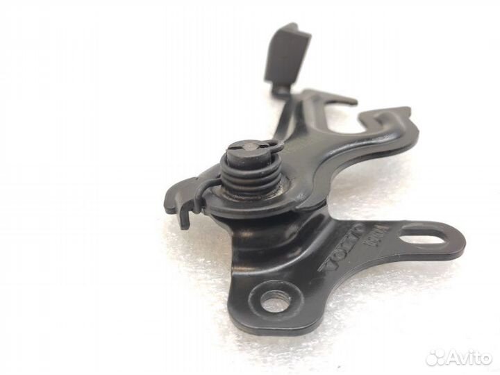 Крюк замка капота Volvo S60 2 D4204T 2011