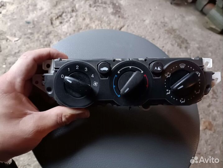 Блок управления отопителем Ford Focus 2