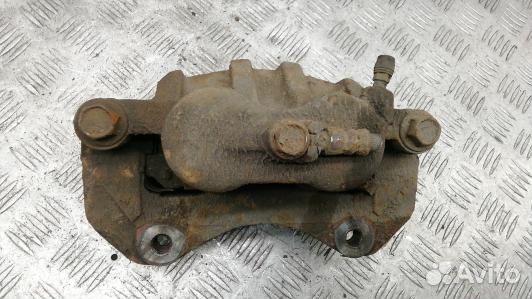 Суппорт тормозной передний правый mitsubishi outla