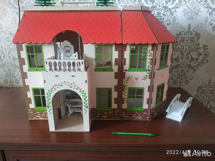 Деревянный кукольный домик с мебелью