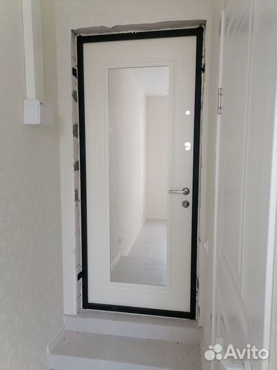 Входная дверь с зеркалом
