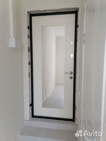 Входная дверь с зеркалом