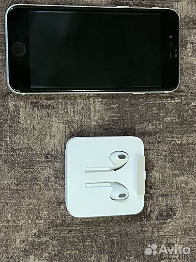 iPhone SE, 64 ГБ