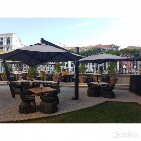 Зонт для уличного кафе на боковой опоре