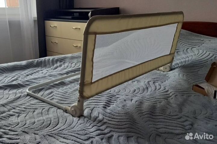 Защитный бортик для детской кровати