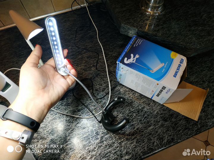 Настольные светильники много