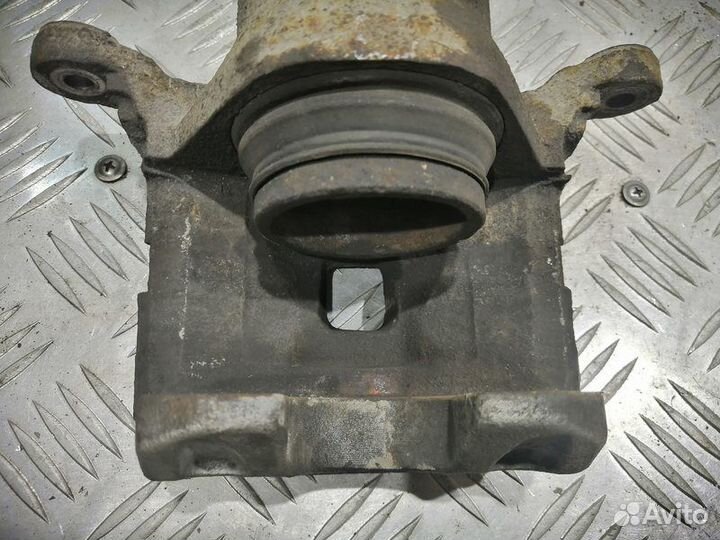 Суппорт тормозной передний левый Nissan Teana J31