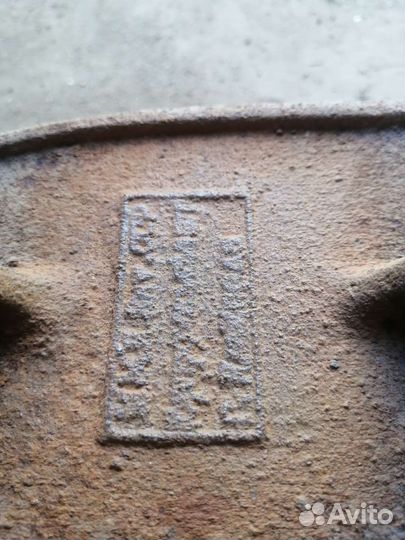 Старинный утюг на углях