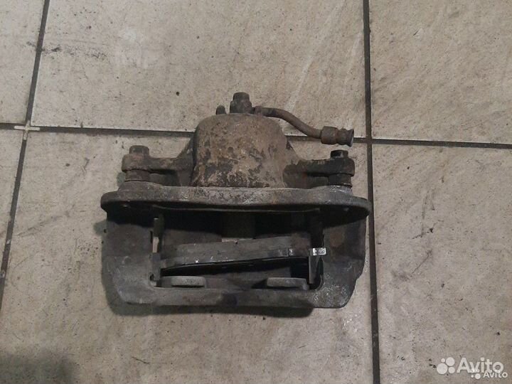 Тормозной суппорт передний правый Kia Rio 3