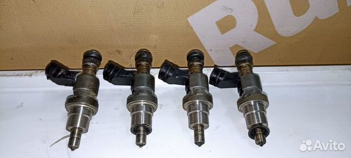 Форсунка топливная Toyota Noax Voxy Avensis Rav 4