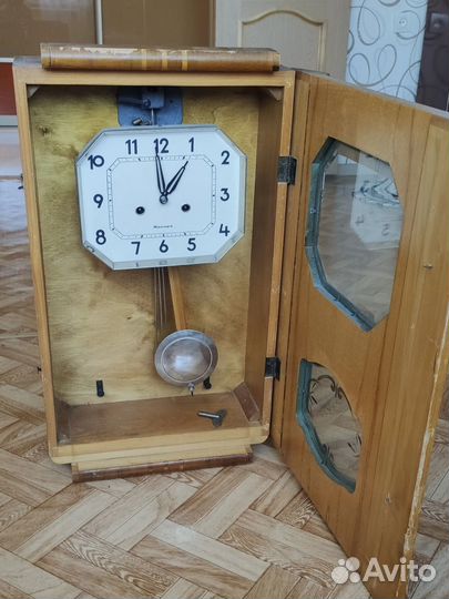 Часы Янтарь настенные с маятником СССР деревянные
