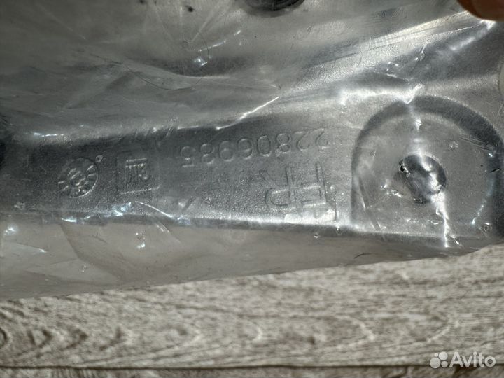 Кронштей двигателя Опель Инсигния правый 22806985