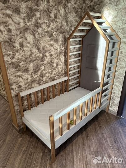 Детская кроватка с матрасом