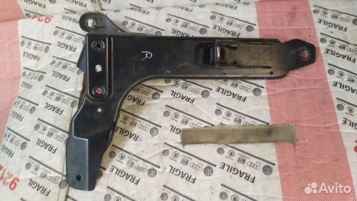 Кронштейн сидения задний правый Porsche Cayenne