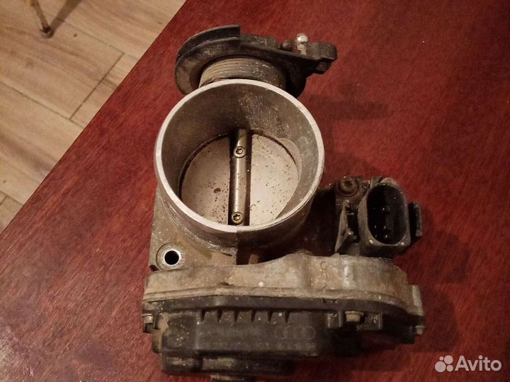 Дроссельная заслонка Audi A4 Passat B5 058133063E