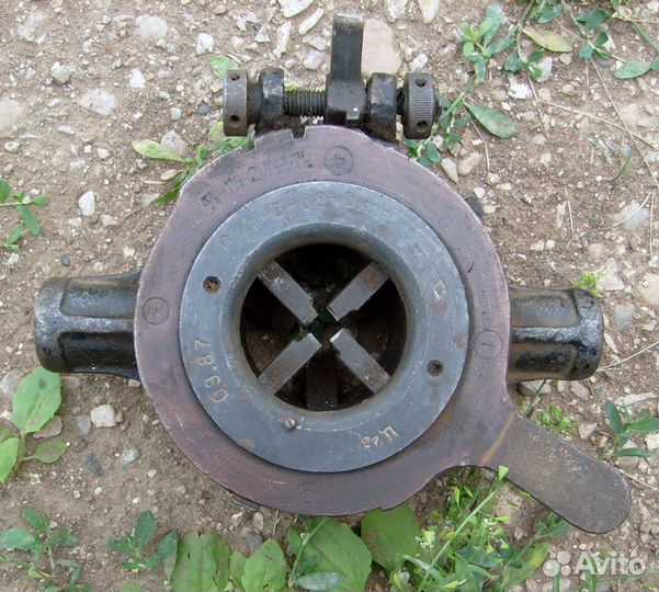 Клупп для нарезки резьбы с трубным держателем