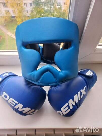 Боксерские перчатки и шлем