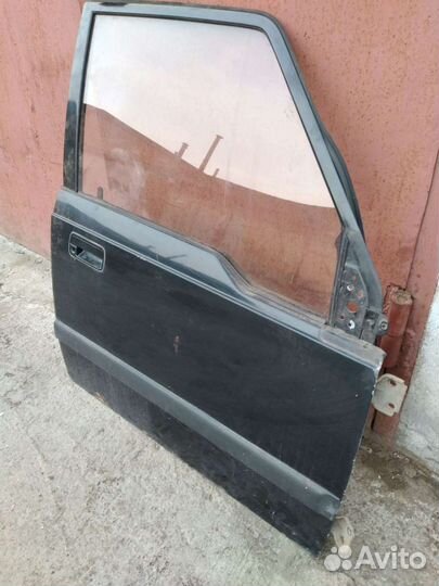 Правая передняя дверь Suzuki Escudo Vitara TD01W
