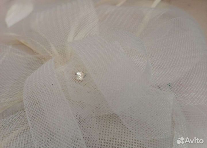 Шляпка-зажим вуалетка с перьями белая свадьба